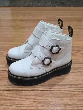 New Women's Dr. Martens Devon Flower Buckle Leather Platform Boot- Size 9